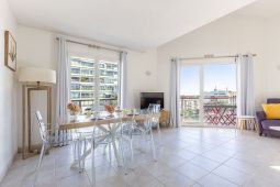 3 PIECES EN DUPLEX  LUMINEUX ET SPACIEUX à 17 min du Palais des Festivals