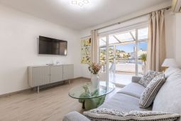 COMFORTABLE AND BRIGHT ONE-BEDROOM APARTMENT WITH LOGGIA AND BALCONY – 12 MINUTES FROM THE PALAIS DES FESTIVALS
