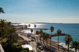 BRIGHT 3 BEDROOM WITH SEA VIEW 10 MINUTES FROM PALAIS DES FESTIVALS