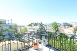 Spacieux deux pièces avec grande terrase et vue mer