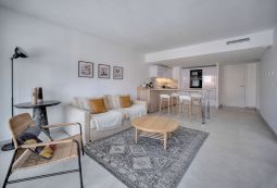 Stylish and spacious 1 bedroom with terrasse 10 min to the Palais