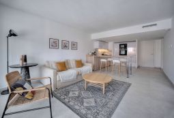 Stylish and spacious 1 bedroom with terrasse 7  min to the Palais
