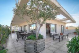 CHARMING and SPACIOUS 3 BEDROOMS Duplex with Terraces and Sea View, 17 min from the Palais des Festivals,5 min from Croisette Martinez hotel