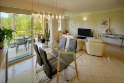 TRES BEAU 3 CHAMBRES TERRASSE PISCINE box  25 minutes du palais