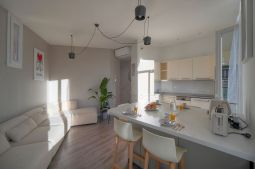 CHARMANT APPARTMENT DE 3 PIECES AVEC BALCONS à 13mn du Palais des Festivals