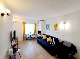 CONVENIENT SMALL STUDIO 10 min from the Palais