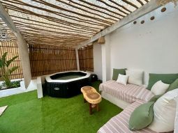 STUNNING LOFT WITH TERRACE, JACUZZI, AND GARAGE 20 MINUTES FROM THE PALACE