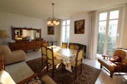 LARGE CLASSIC 2-3 BEDROOMS  9 mn from palais des festivals