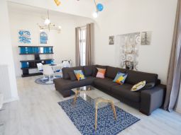 BEAUTIFUL 2 bedrooms FACING THE PORT OF CANNES 4 minutes from the Palais