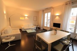 Spacious and bright 3 bedrooms, 2 mn from the Palais