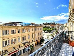 3 pièces très central avec balcon vue mer, port et Palais, à 3mn du Palais des Festivals