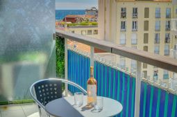 Vaste Studio à 7 mn à pied du Palais, balcon avec vue mer transversale