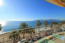 Incredible sea view for this standing apartment, 14 min from Palais