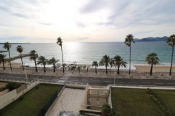 Beautiful 2 bedrooms with sea view terrace 8 minutes from the Palais