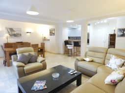 Central and Comfortable 3 Bedroom, 9mn from Palais des Festivals