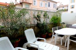 Grand 2 pièces avec terrasse, résidence Grand Hotel sur la Croisette, à 6min du Palais