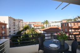 Modern studio balcony 10 min from palais