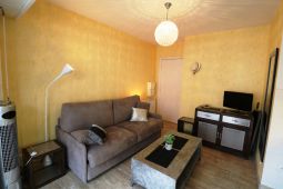 Studio with loggia on the 4th floor with elevator, 4 minutes from the Palais