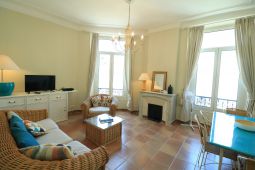 BRIGHT SPACIOUS 2 BEDROOM HEART OF CARRE D'OR 7min from palais des festivals