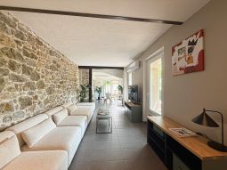 CHARMANTE MAISON DE 8 PIECES AVEC TERRASSE à 13mn du Palais des Festivals