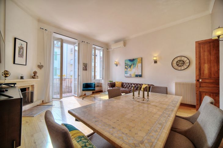 Spacious bourgeois 2 bedroom 8 minutes from the Palais des Festivals